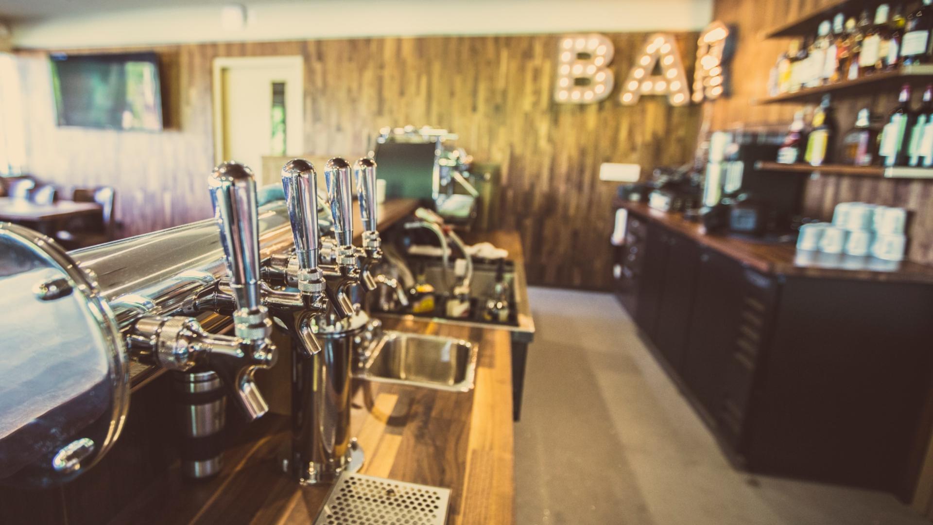 Photograph of the bar at Mulligan’s House Express